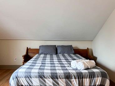 Renovated Spacious Rental Ideal for Groups with Pond Views in New Hampshire - Conway, New Hampshire - glamping.directory
