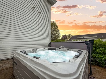 Renovated Spacious Rental Ideal for Groups with Pond Views in New Hampshire - Conway, New Hampshire - glamping.directory