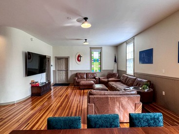 Renovated Spacious Rental Ideal for Groups with Pond Views in New Hampshire - Conway, New Hampshire - glamping.directory