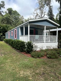Stunning Cottage by the Rainbow River with Fantastic Amenities for a Wonderful Florida Escape - glamping.directory