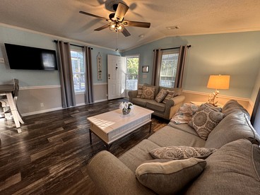 Stunning Cottage by the Rainbow River with Fantastic Amenities for a Wonderful Florida Escape - Dunnellon, Florida - glamping.directory