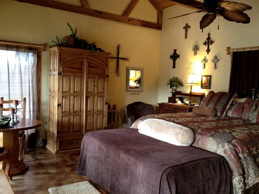 Pet-Friendly Cabin Rental with Creekside Views near Bandera, Texas - Pipe Creek, Texas - glamping.directory
