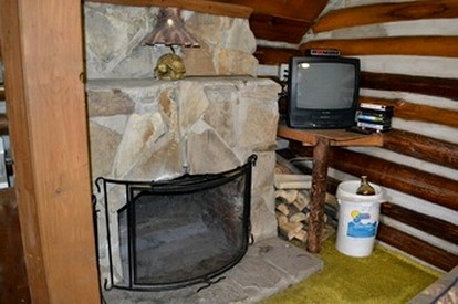 Rustic Log Cabin for a Relaxing Escape in Markleysburg, Pennsylvania - Markleysburg, Pennsylvania - glamping.directory