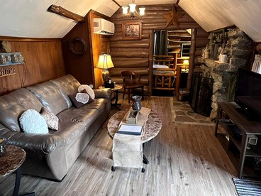Rustic Log Cabin for a Relaxing Escape in Markleysburg, Pennsylvania - Markleysburg, Pennsylvania - glamping.directory