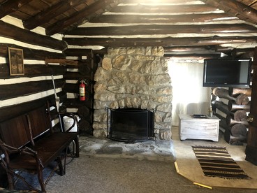Rustic Log Cabin for a Relaxing Escape in Markleysburg, Pennsylvania - Markleysburg, Pennsylvania - glamping.directory