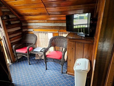 Rustic Log Cabin for a Relaxing Escape in Markleysburg, Pennsylvania - Markleysburg, Pennsylvania - glamping.directory