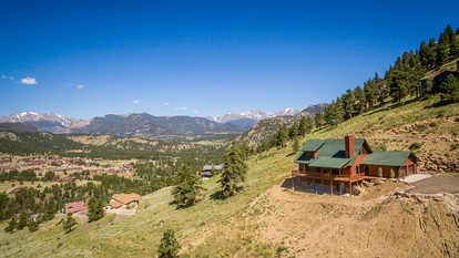 Cozy Cabin with Pool Table and Stunning Panoramic Mountain Views in Estes Park, Colorado - Estes Park, Colorado - glamping.directory