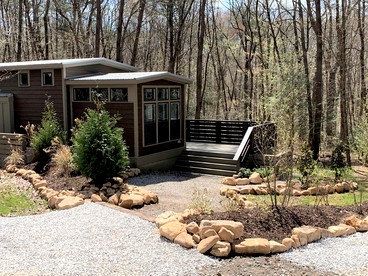 Picturesque Tiny Cottage with Cozy Indoor and Outdoor in Tennessee - glamping.directory