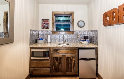 Charming King Cottage with Porch Swing & River Trail Access near Texas Wine Collective – Fredericksburg, TX - Fredericksburg, Texas - glamping.directory
