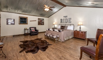 Charming King Cottage with Porch Swing & River Trail Access near Texas Wine Collective – Fredericksburg, TX - Fredericksburg, Texas - glamping.directory