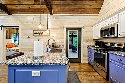 Cozy Pine Retreat Cabin with Luxury Comfort in Broken Bow, Oklahoma - Broken Bow, Oklahoma - glamping.directory