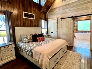 Cozy Pine Retreat Cabin with Luxury Comfort in Broken Bow, Oklahoma - Broken Bow, Oklahoma - glamping.directory