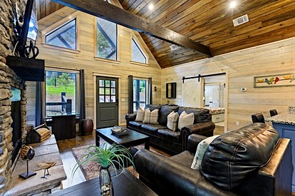 Cozy Pine Retreat Cabin with Luxury Comfort in Broken Bow, Oklahoma - Broken Bow, Oklahoma - glamping.directory