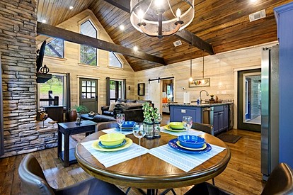 Cozy Pine Retreat Cabin with Luxury Comfort in Broken Bow, Oklahoma - Broken Bow, Oklahoma - glamping.directory