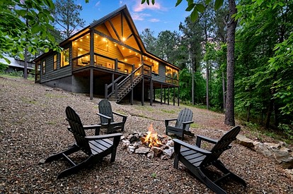 Cozy Pine Retreat Cabin with Luxury Comfort in Broken Bow, Oklahoma - Broken Bow, Oklahoma - glamping.directory