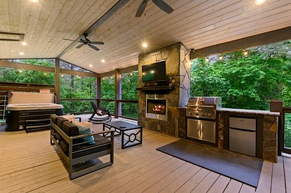 Cozy Pine Retreat Cabin with Luxury Comfort in Broken Bow, Oklahoma - Broken Bow, Oklahoma - glamping.directory