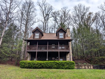 Delightful Rustic Log Cabin with Hot Tub and Community Pool in Pigeon Forge, Tennessee - Pigeon Forge, Tennessee - glamping.directory
