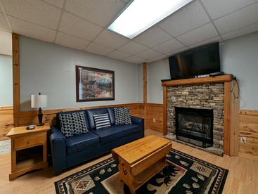 Delightful Rustic Log Cabin with Hot Tub and Community Pool in Pigeon Forge, Tennessee - Pigeon Forge, Tennessee - glamping.directory