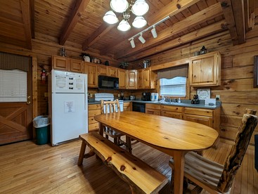 Delightful Rustic Log Cabin with Hot Tub and Community Pool in Pigeon Forge, Tennessee - Pigeon Forge, Tennessee - glamping.directory