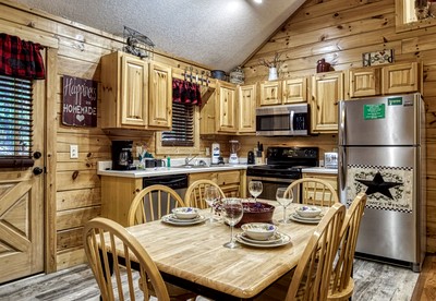 Delightful Rustic Log Cabin with Hot Tub and Community Pool in Pigeon Forge, Tennessee - Pigeon Forge, Tennessee - glamping.directory