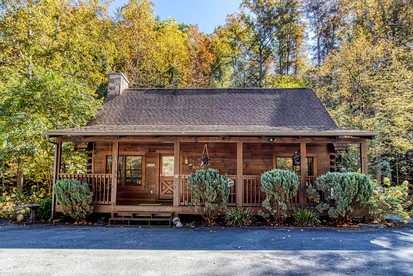 Delightful Rustic Log Cabin with Hot Tub and Community Pool in Pigeon Forge, Tennessee - Pigeon Forge, Tennessee - glamping.directory