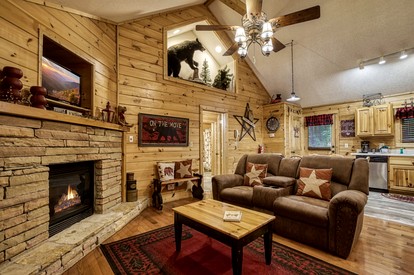 Delightful Rustic Log Cabin with Hot Tub and Community Pool in Pigeon Forge, Tennessee - Pigeon Forge, Tennessee - glamping.directory