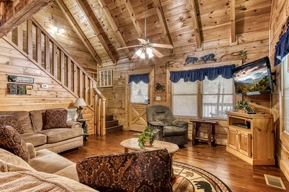 Delightful Rustic Log Cabin with Hot Tub and Community Pool in Pigeon Forge, Tennessee - Pigeon Forge, Tennessee - glamping.directory