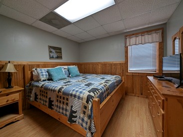 Delightful Rustic Log Cabin with Hot Tub and Community Pool in Pigeon Forge, Tennessee - Pigeon Forge, Tennessee - glamping.directory