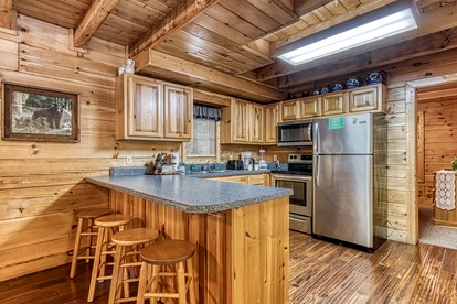 Delightful Rustic Log Cabin with Hot Tub and Community Pool in Pigeon Forge, Tennessee - Pigeon Forge, Tennessee - glamping.directory