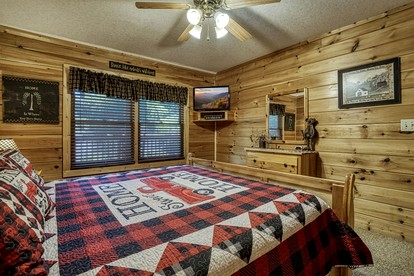 Delightful Rustic Log Cabin with Hot Tub and Community Pool in Pigeon Forge, Tennessee - Pigeon Forge, Tennessee - glamping.directory