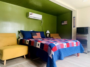 Cozy Tiny Home with Private Patio & Hammock Chairs near Bath Lake in Medicine Park, Oklahoma - Medicine Park, Oklahoma - glamping.directory