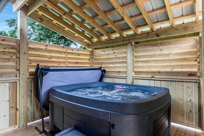Cozy Cottage with Fire Pit and Barbecue in Pigeon Forge, Tennessee - Pigeon Forge, Tennessee - glamping.directory