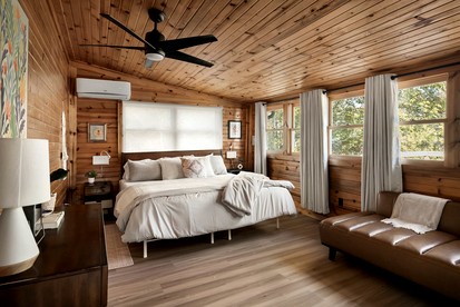 Creekfront Luminous Cottage Beautifully Design with Private Deck and Fire Pit in WV - Hedgesville, West Virginia - glamping.directory