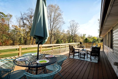 Creekfront Luminous Cottage Beautifully Design with Private Deck and Fire Pit in WV - Hedgesville, West Virginia - glamping.directory
