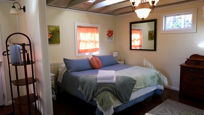 Peaceful Eclectic Mountain Cabin with Screened Porch Near Black Mountain | Black Mountain, NC - Black Mountain, North Carolina - glamping.directory