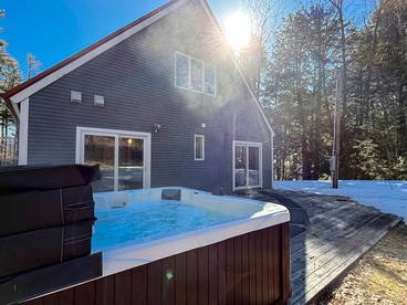 Tranquil and Secluded Cabin with Hot Tub in North Conway, near White Mountain National Forest, NH - North Conway, New Hampshire - glamping.directory
