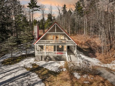 Tranquil and Secluded Cabin with Hot Tub in North Conway, near White Mountain National Forest, NH - North Conway, New Hampshire - glamping.directory