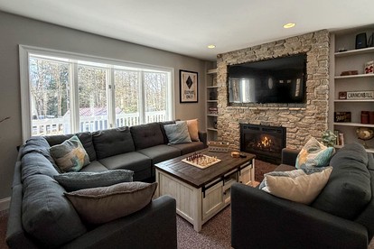 Tranquil and Secluded Cabin with Hot Tub in North Conway, near White Mountain National Forest, NH - North Conway, New Hampshire - glamping.directory