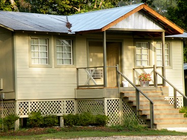 Expansive Vacation Lodge Rental for 60 Guests in Covington, Louisiana - Covington, Louisiana - glamping.directory