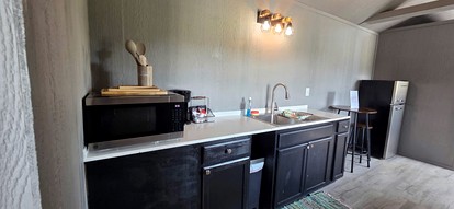 Family-Friendly Cabin Retreat in Tennessee – 2 Bedrooms, Private Patio, Fire Pit & Daily Country Breakfast - Lebanon, Tennessee - glamping.directory