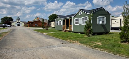 Family-Friendly Cabin Retreat in Tennessee – 2 Bedrooms, Private Patio, Fire Pit & Daily Country Breakfast - Lebanon, Tennessee - glamping.directory