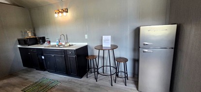 Family-Friendly Cabin Retreat in Tennessee – 2 Bedrooms, Private Patio, Fire Pit & Daily Country Breakfast - Lebanon, Tennessee - glamping.directory