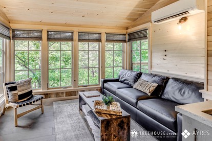 Incredible, Pet Friendly, Rustic Tree House in Gatlinburg, Tennessee - Gatlinburg, Tennessee - glamping.directory