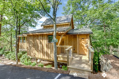 Incredible, Pet Friendly, Rustic Tree House in Gatlinburg, Tennessee - glamping.directory