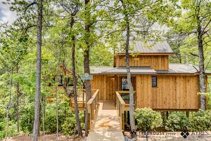 Incredible, Pet Friendly, Rustic Tree House in Gatlinburg, Tennessee - Gatlinburg, Tennessee - glamping.directory