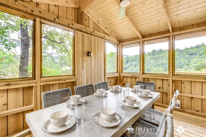 Incredible, Pet Friendly, Rustic Tree House in Gatlinburg, Tennessee - Gatlinburg, Tennessee - glamping.directory