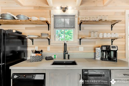 Incredible, Pet Friendly, Rustic Tree House in Gatlinburg, Tennessee - Gatlinburg, Tennessee - glamping.directory