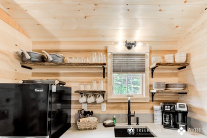 Incredible, Pet Friendly, Rustic Tree House in Gatlinburg, Tennessee - Gatlinburg, Tennessee - glamping.directory