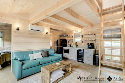 Incredible, Pet Friendly, Rustic Tree House in Gatlinburg, Tennessee - Gatlinburg, Tennessee - glamping.directory