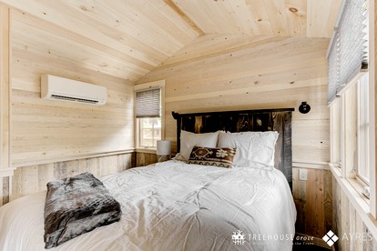 Incredible, Pet Friendly, Rustic Tree House in Gatlinburg, Tennessee - Gatlinburg, Tennessee - glamping.directory